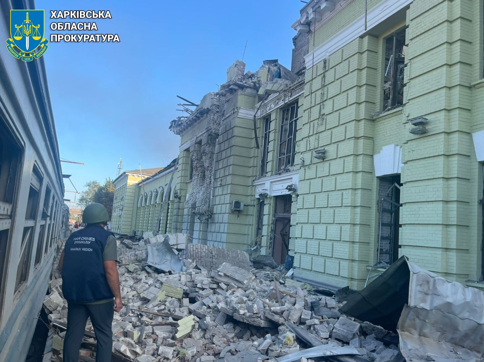 Прокурори фіксують наслідки масштабного удару рф по Лозовій на Харківщині: одна людина загинула, десять постраждали, серед них діти