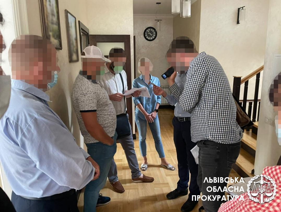 Хабар за перемогу у тендері на 1 млн грн - викрито службовця Львівської залізниці (ФОТО)