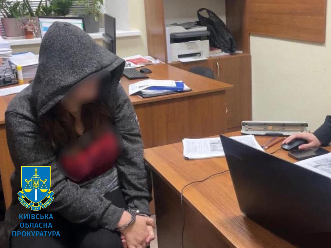 До 15 років ув’язнення засуджено подружжя, яке знімало порнографічний контент, розбещувало доньок та ґвалтувало одну з них