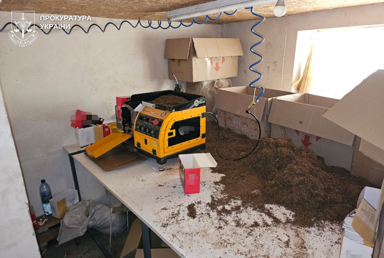 На Вінниччині ліквідовано масштабну схему з виробництва та продажу тютюнових виробів на понад 2 млн грн – організатору та 5 учасникам організованої групи повідомлено про підозру