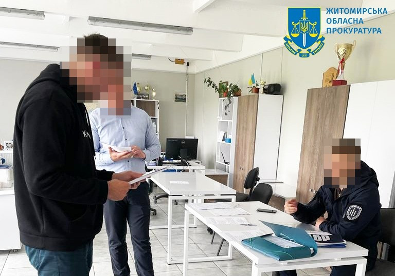 Сприяння в ухиленні від сплати майже 850 тис грн податків за ввезені автівки – на Житомирщині підозрюються троє митників