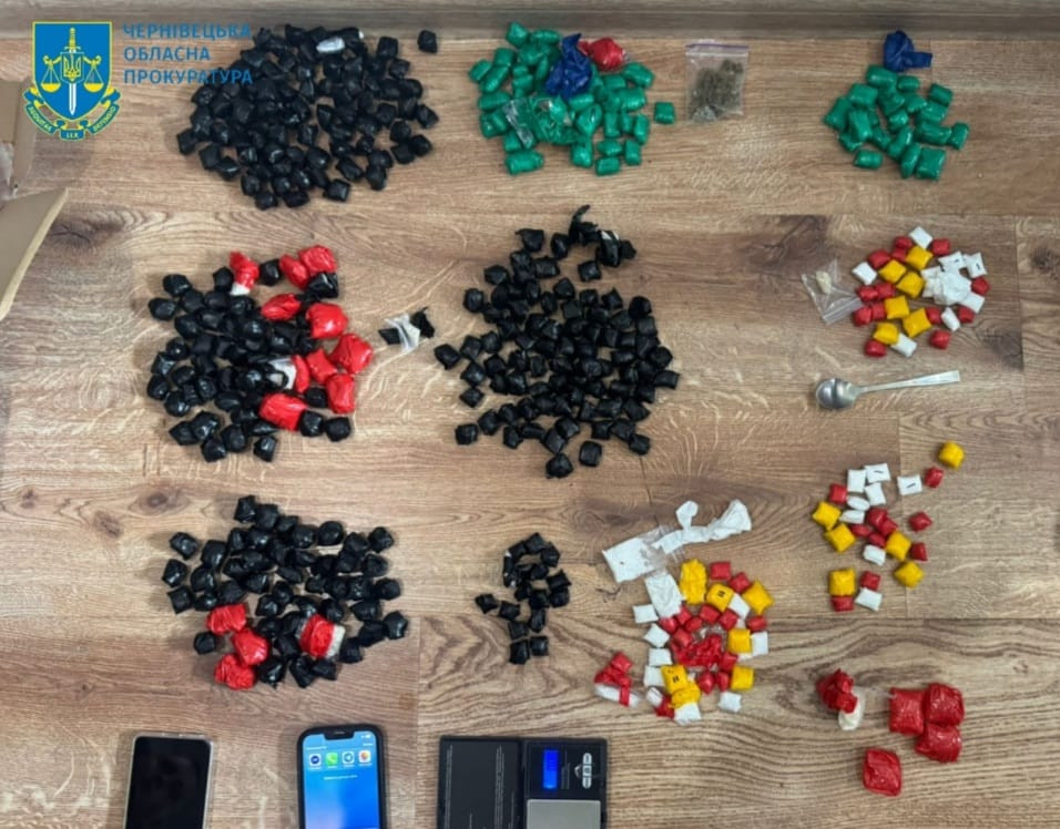 У Чернівцях викрито онлайн-наркокрамницю: вилучено сотні доз психотропів орієнтовною вартістю 1 млн грн