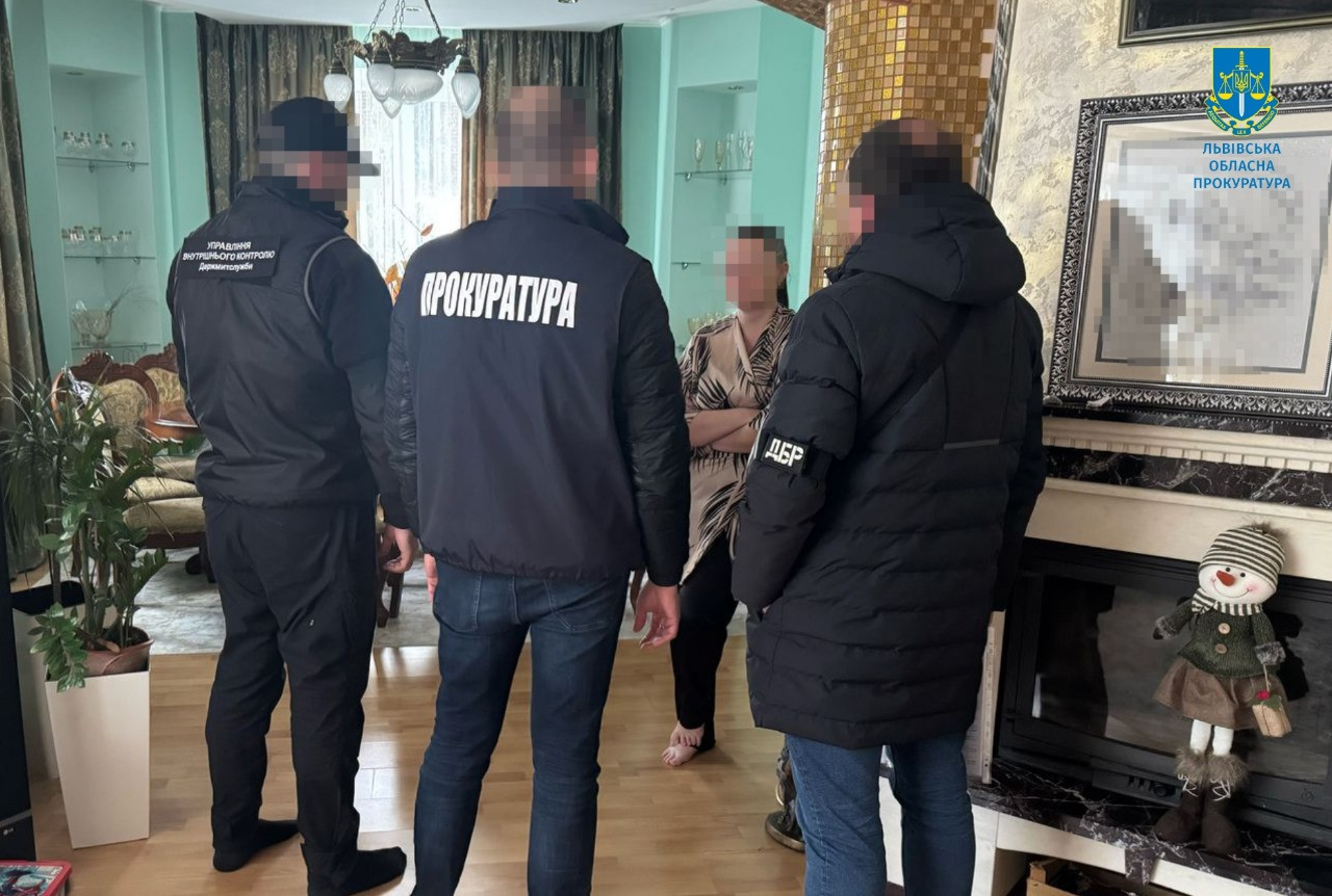 На Львівщині судитимуть інспекторку митниці, яка організувала незаконне переправлення військовозобов’язаних за кордон