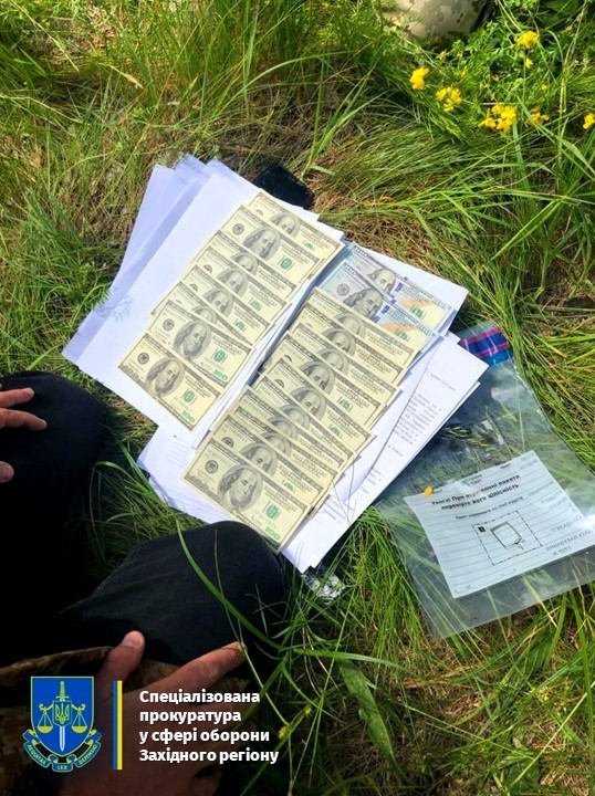 Повідомлено про підозру двом чоловікам, які за втечу за кордон пропонували волинському прикордоннику 2000 доларів США