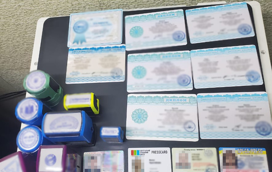 Столичні правоохоронці викрили підпільне виробництво фальшивих дипломів, посвідчень та COVID-сертифікатів (ФОТО)