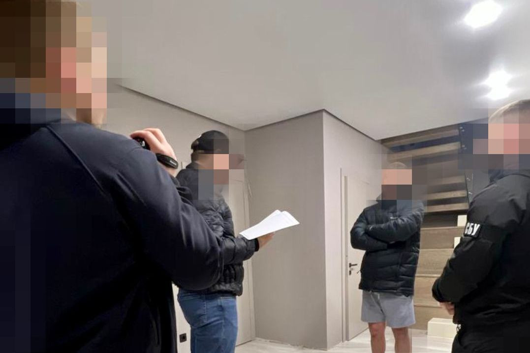 Налагодив схему поборів за виїзд за кордон – волинянину повідомлено про підозру