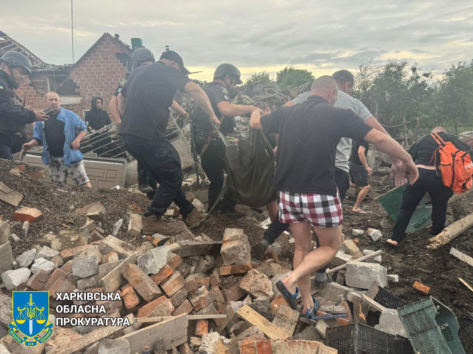 Війська рф вдарили з авіації по Золочеву на Харківщині - постраждали пʼять людей, серед яких дитина