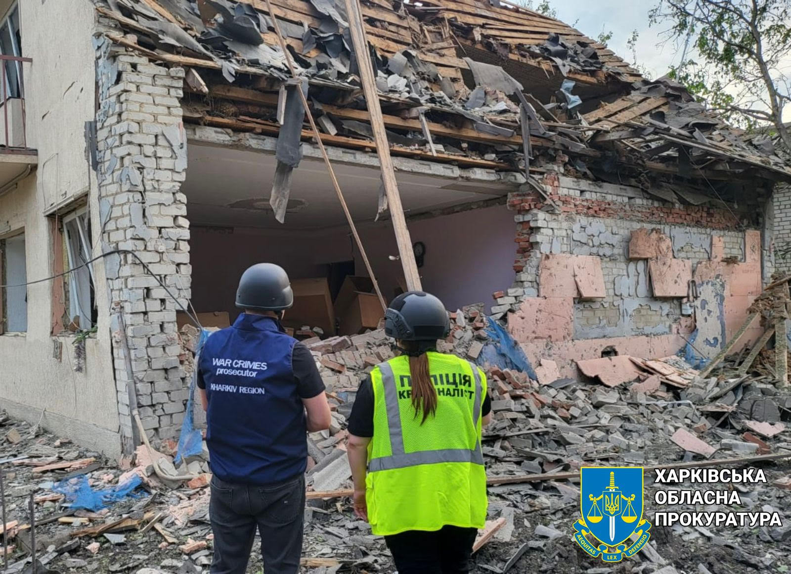 Правоохоронці задокументували наслідки ворожих авіаударів по цивільній інфраструктурі села на Харківщині - розпочато провадження