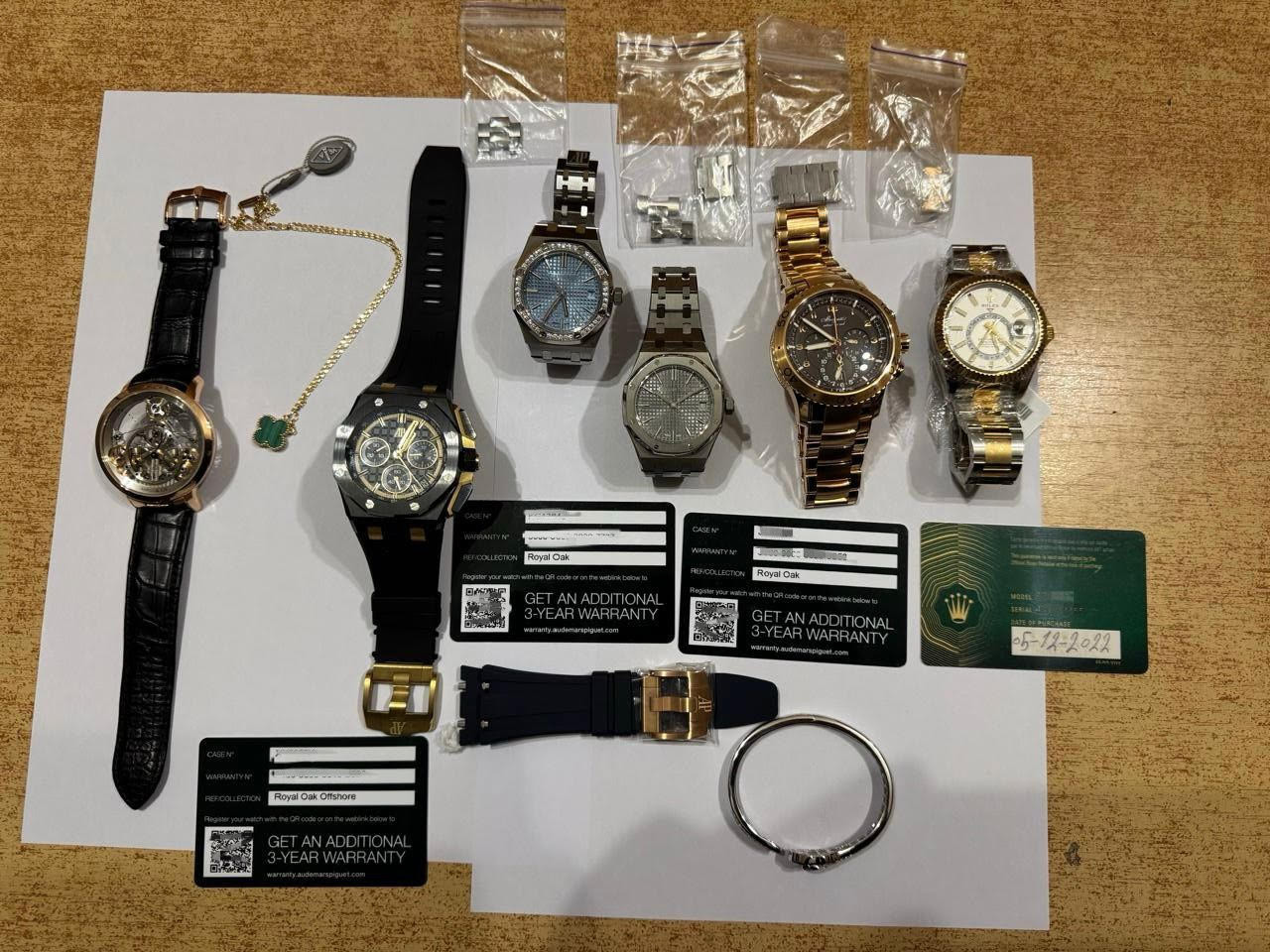 Контрабанда ювелірних виробів та швейцарських годинників на понад 12 млн грн – двом громадянам повідомлено про підозру