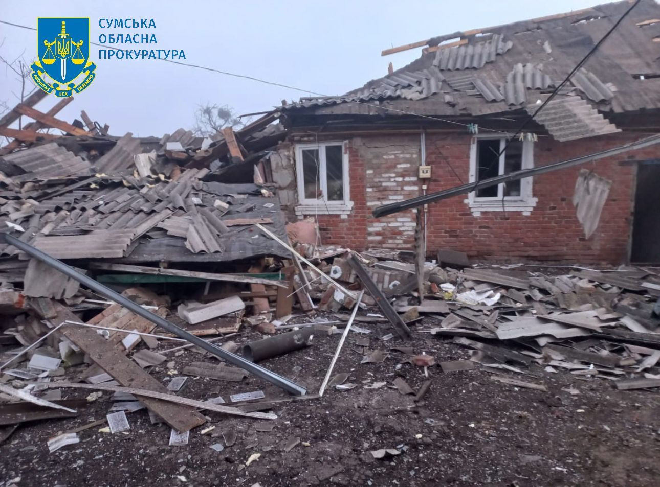 Внаслідок ворожого авіаудару по Краснопіллю на Сумщині поранено чоловіка – розпочато розслідування