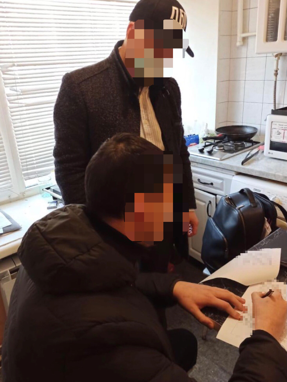 5 тис доларів США за закриття кримінального провадження – судитимуть слідчого та прокурора (ФОТО)