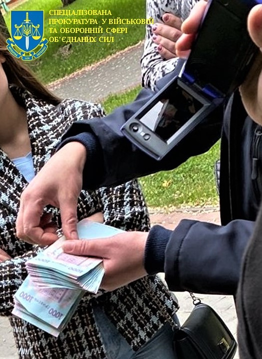 220 тис грн за визнання військовозобов'язаного непридатним для проходження служби – громадянці повідомлено про підозру
