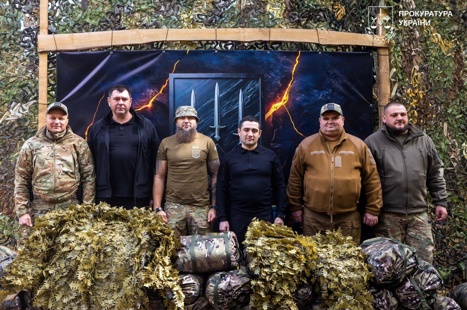 Прокурори Харківщини передали партію антитепловізійних костюмів для бійців 15-ї бригади «Кара-Даг»