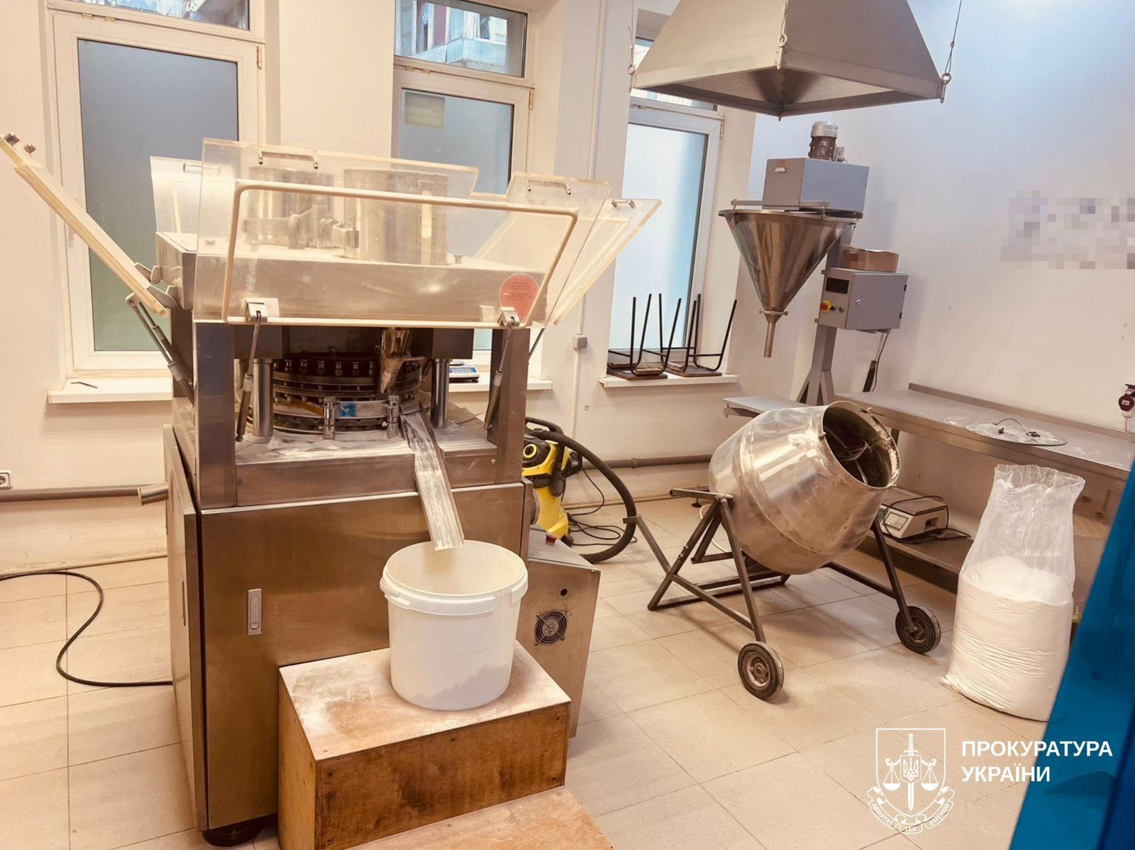 Повідомлено про підозру учасникам організованої групи, яка продавала фальшиві БАДи під виглядом державної програми