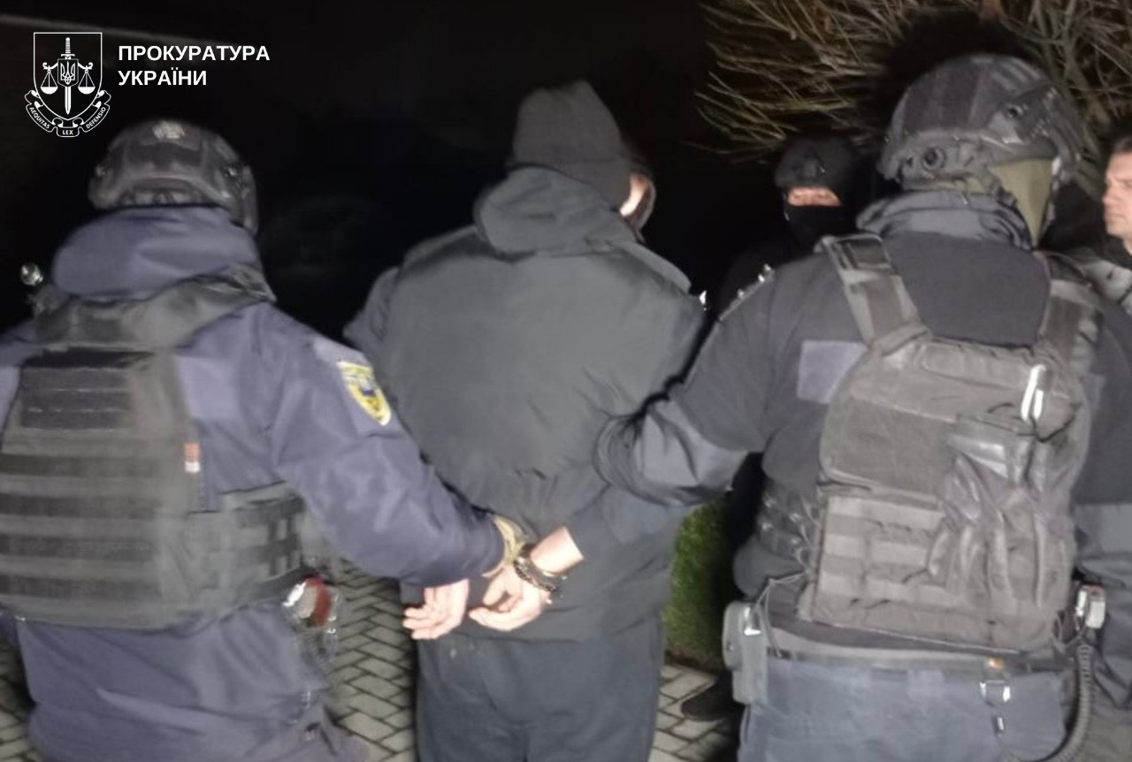 Трьом особам  повідомлено про підозру за вимагання 200 тисяч доларів США та розбій