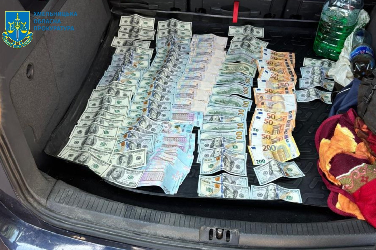 14 тис доларів США за сприяння у виїзді за кордон під час воєнного стану – затримано двох мешканців Хмельниччини