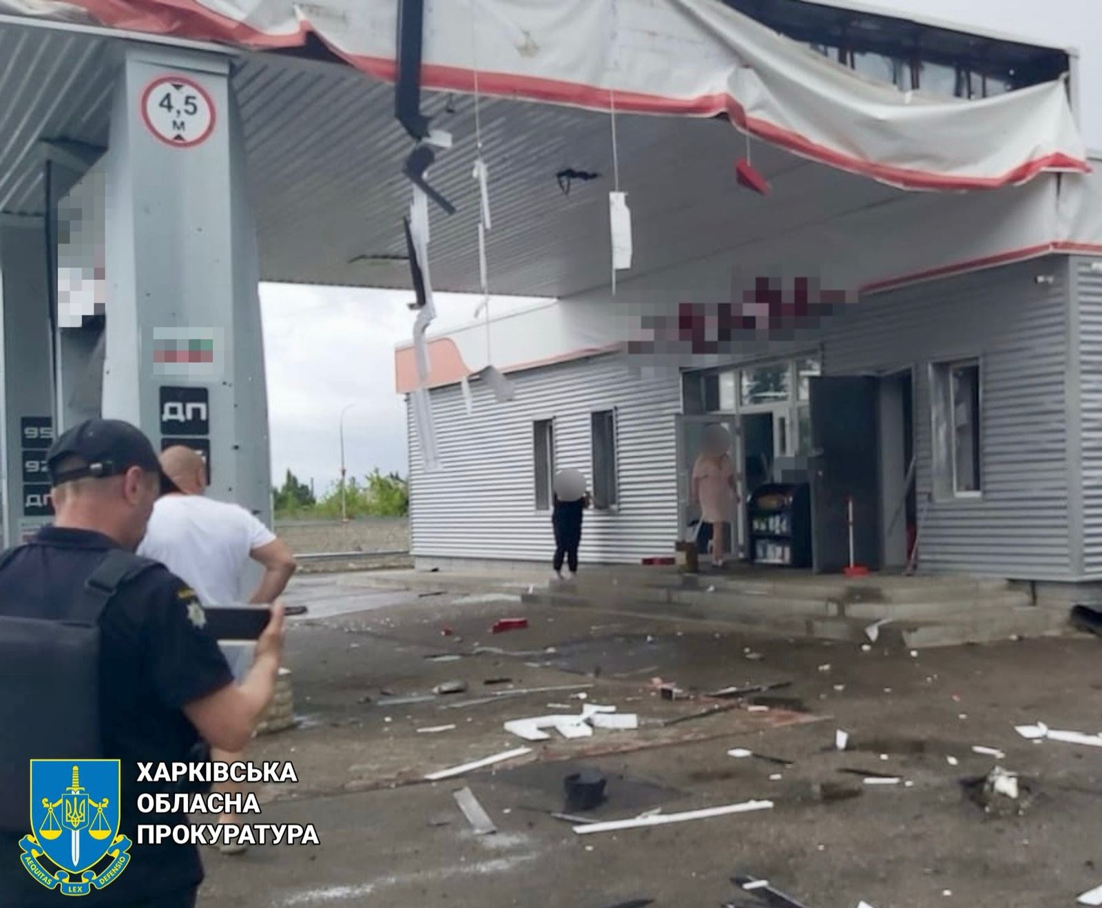 Правоохоронці фіксують наслідки атаки ворожого БпЛА по Харкову - постраждав чоловік