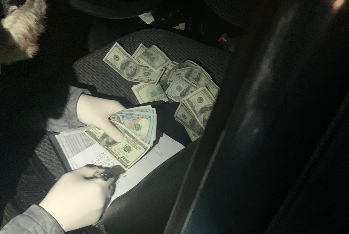 2600 доларів США за закриття кримінального провадження – на Сумщині затримано слідчого поліції
