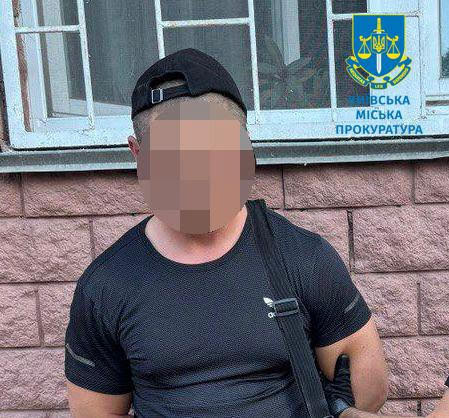 На Печерську жінці розпилили в обличчя сльозогінний газ та відібрали 3 млн грн – учасникам розбою повідомлено про підозру